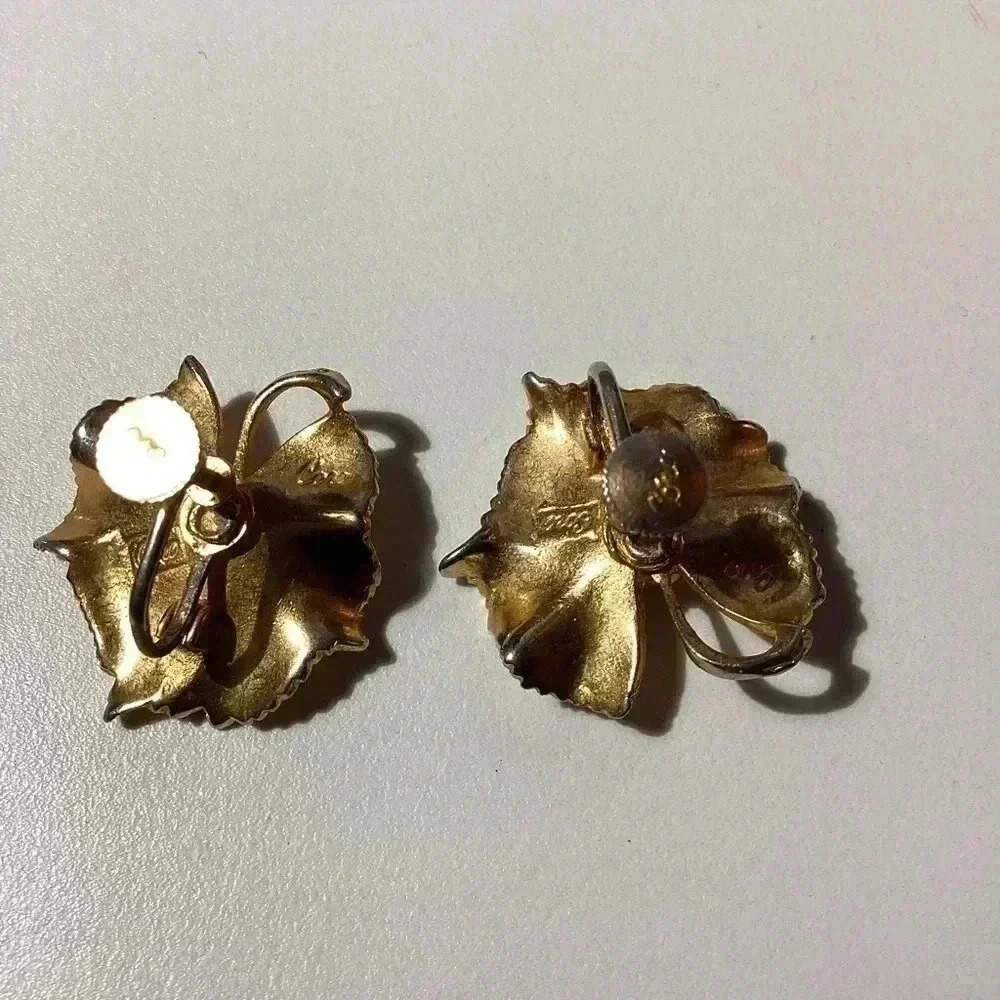 VINTAGE CORO GOLD TONE LEAF EARRINGS FAUX PEARL - Picture 5 of 5